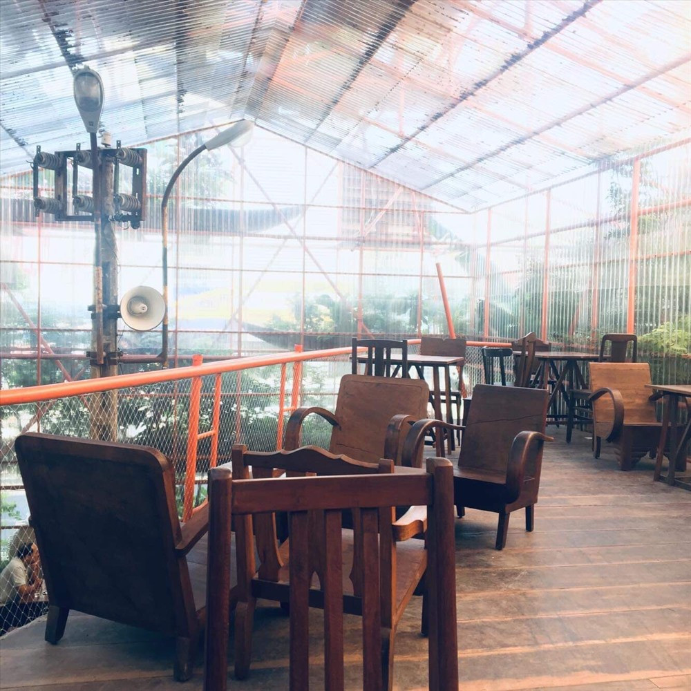 Bàn ghế gỗ được đầu tư rất chỉnh chu theo phong cách retro, tuy tối giản nhưng tinh tế.