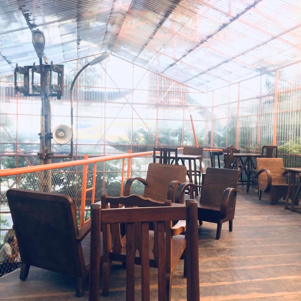 Bàn ghế gỗ được đầu tư rất chỉnh chu theo phong cách retro, tuy tối giản nhưng tinh tế.