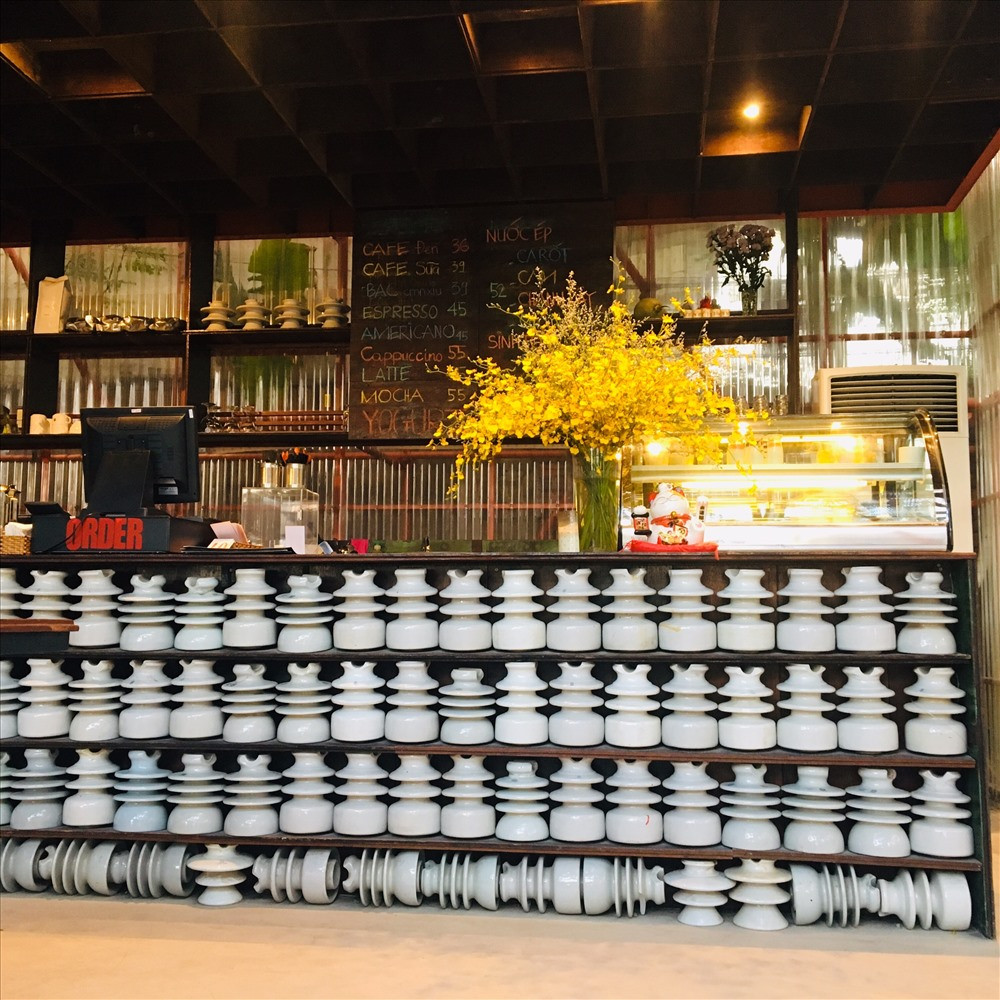 Khu vực quầy pha chế được tạo hình bằng các cục sứ cách điện của đường dây cao thế.