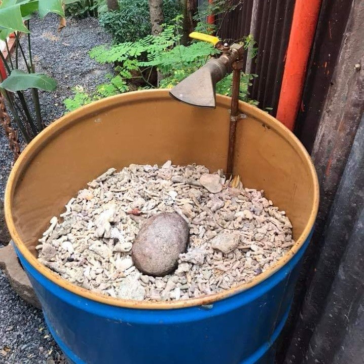 Bồn rửa tay được thiết kế bằng thùng phi cũ và sỏi. Thiết kế này giúp khử mùi và thân thiện với môi trường.