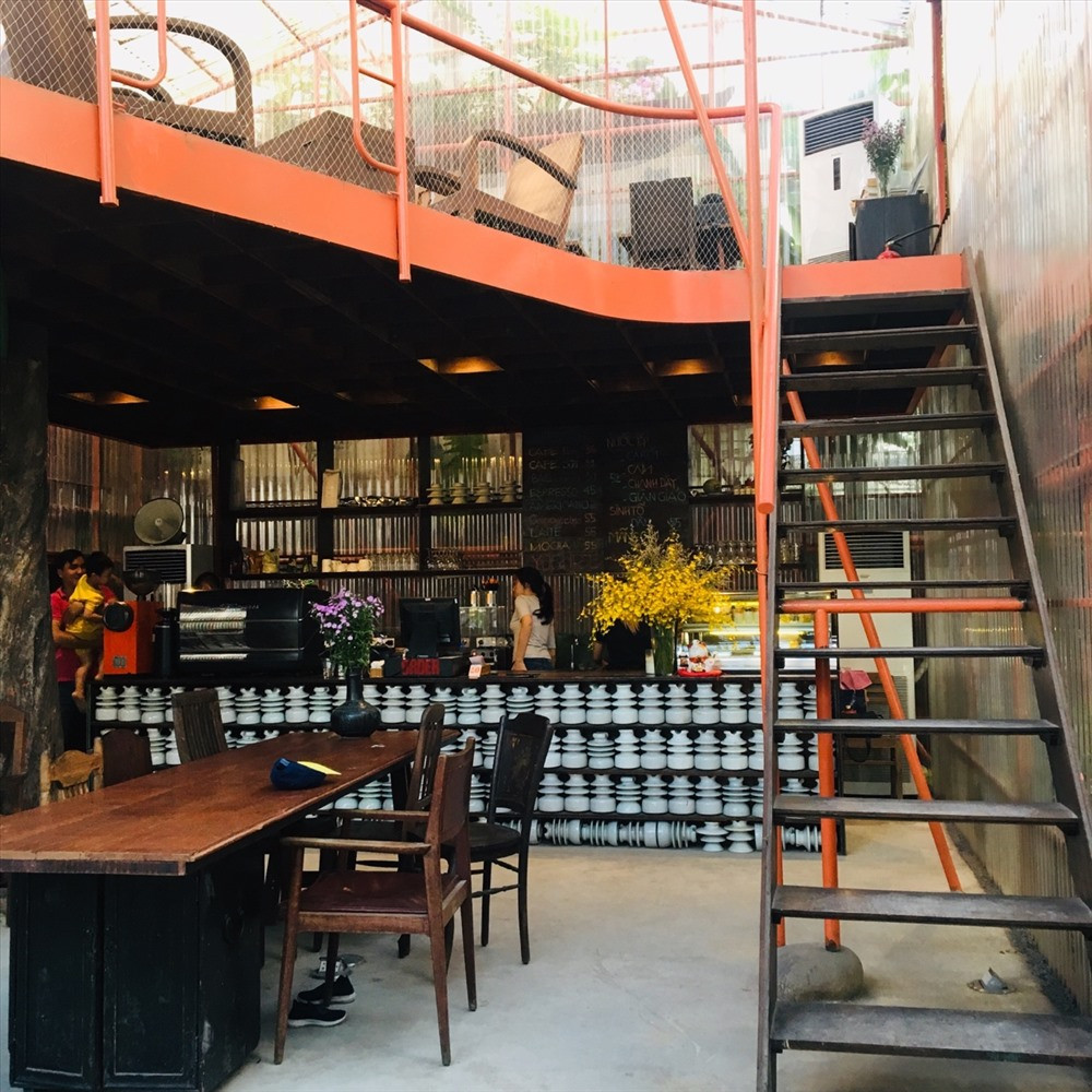Cầu thang, bàn ghế, sàn gác gỗ... là đồ cũ nhưng còn tốt được tận dụng lại nhằm tạo phong cách riêng cho quán.