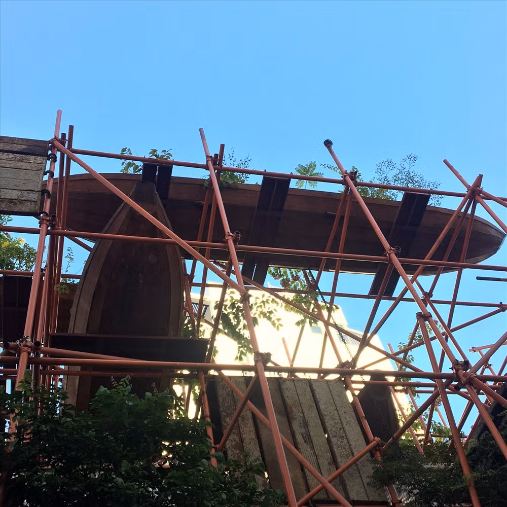 Khung cảnh bên ngoài quán như một vườn treo với 18 chiếc ghe nguyên bản của miền Tây sông nước Nam Bộ trồng 40 loại cây cảnh khác nhau vừa tạo mảng xanh vừa che nắng cho bên trong.