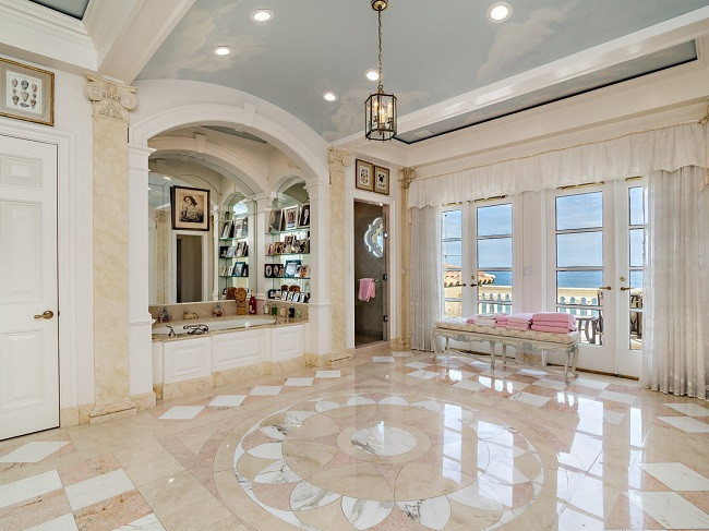 Riêng với phòng của chủ nhân căn biệt thự, diện tích không gian còn rộng hơn với thiết kế đơn giản mà vô cùng sang trọng kèm phòng tắm có tầm nhìn ra biển tuyệt đẹp.