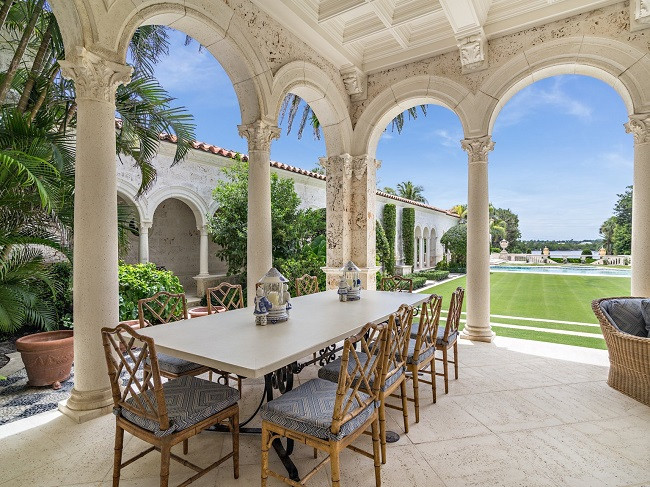 Bên ngoài căn nhà là khu vực tổ chức tiệc nướng rộng rãi.