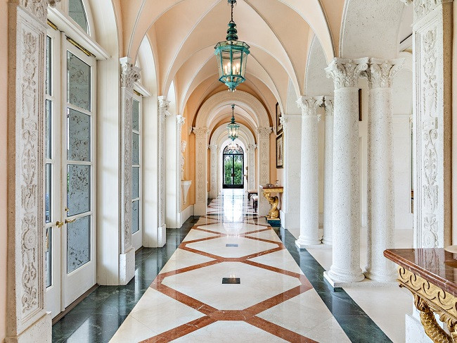 Căn nhà có hai phòng ăn, trong đó một phòng có 2 bàn ăn tròn và lò sưởi, phòng còn lại có thiết kế tỉ mỉ hơn với không gian tràn ngập ánh sáng.