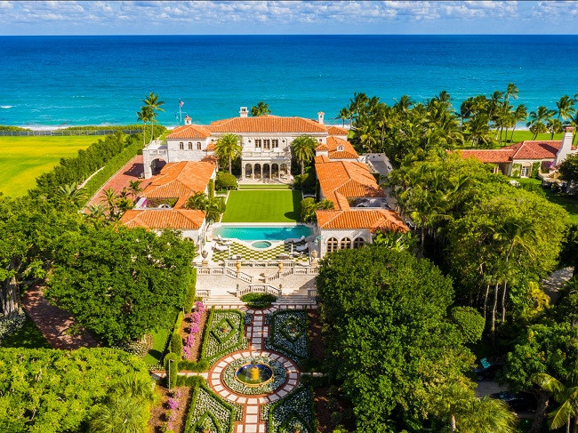  Dinh thự này nằm tại khu vực dành riêng cho tỷ phú tại đảo Palm Beach (Florida, Mỹ) và vừa được rao bán với giá 135 triệu USD (~3.131 tỷ VND). Căn biệt thự này có tên “La Follia”, được xây dựng vào năm 1995 theo phong cách thời kỳ Phục Hưng, thuộc sở hữu của nhà sản xuất Broadway Terry Allen Kramer.