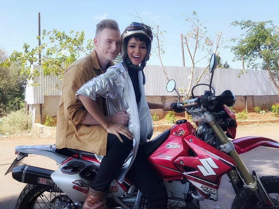 Lo dien nguoi dan ong duoc ghep doi nhiet tinh voi Hoa hau H'Hen Nie