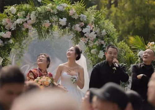 Chu re “choi troi” thue ca may bay rai phong bi li xi cho khach moi-Hinh-2