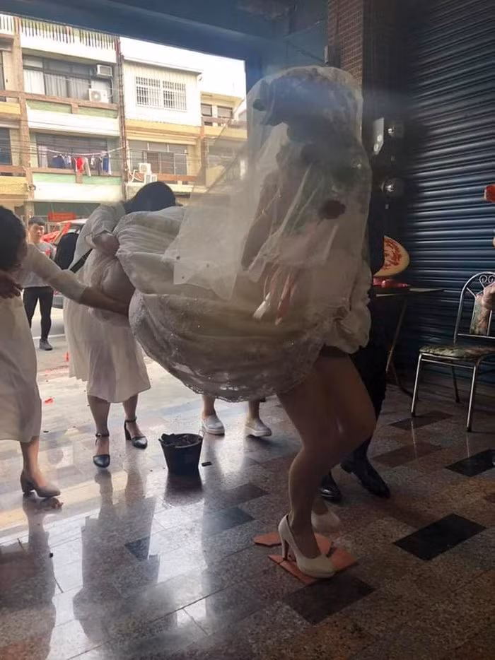 Cô dâu suýt lộ nội y chỉ vì hành động này của đám bạn Co dau suyt lo noi y chi vi hanh dong nay cua dam ban