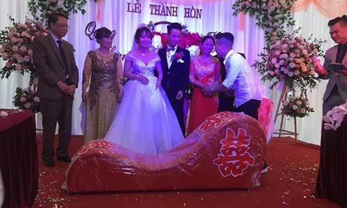 Món quà mà chàng trai dành tặng cô dâu, chú rể.