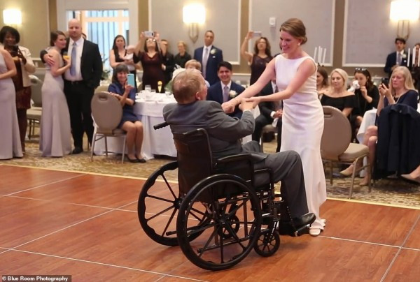 Cha gia ngoi xe lan nhay cung con gai trong le cuoi gay xuc dong-Hinh-2