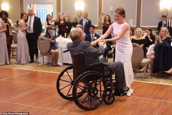 Cha gia ngoi xe lan nhay cung con gai trong le cuoi gay xuc dong-Hinh-2