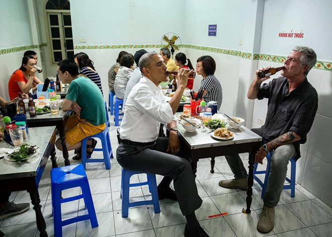 Tổng thống Mỹ Obama và ông Anthony uống bia khi ăn bún chả Hà Nội. Ảnh trên trang Instagram của nhiếp ảnh gia Pete Souza.