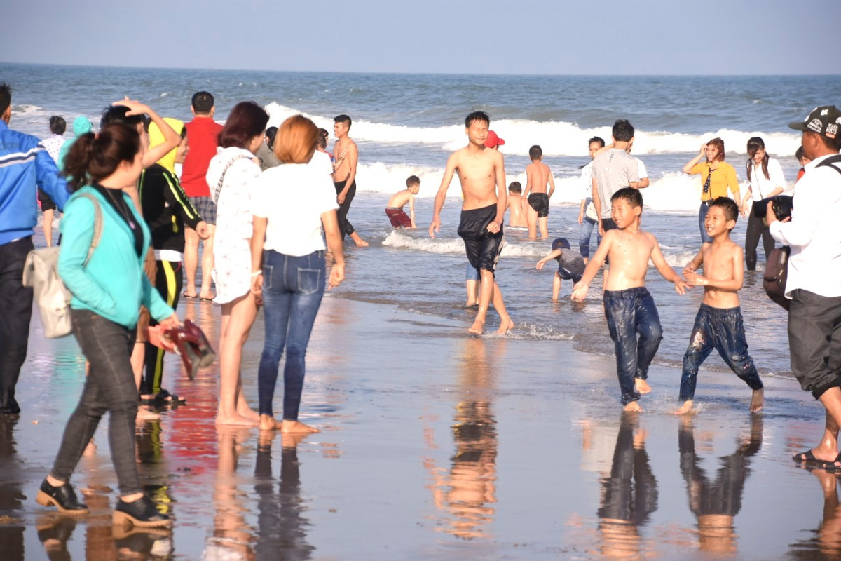 Nang am, du khach chen chan tam bien o Sam Son ngay dau nam-Hinh-4