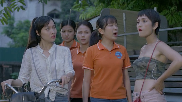 Ly "cave" gây sự với 4 cô gái xóm trọ ngay lần đầu dọn đến, báo hiệu nhiều mánh lới và thủ đoạn trong tương lai.