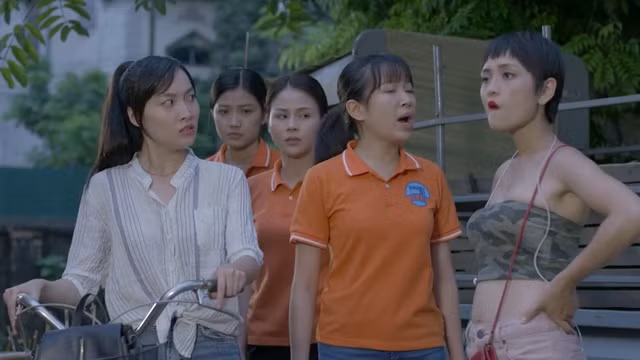 Ly "cave" gây sự với 4 cô gái xóm trọ ngay lần đầu dọn đến, báo hiệu nhiều mánh lới và thủ đoạn trong tương lai.