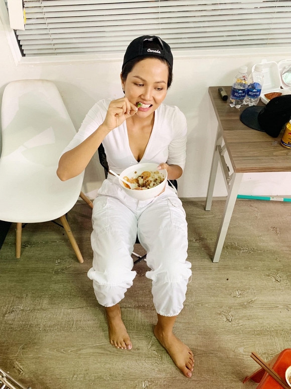 HH H'Hen Nie khen nuc no bua com voi thuc don bat ngo