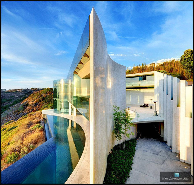 Mặc dù những nhân vật như Tony Stark chỉ tồn tại trên màn ảnh, nhưng nếu sống ngoài đời thực sống giữa chúng ta, thì rất có thể nơi người đàn ông này sinh sống sẽ là khu căn hộ cao cấp ở La Jolla, California.