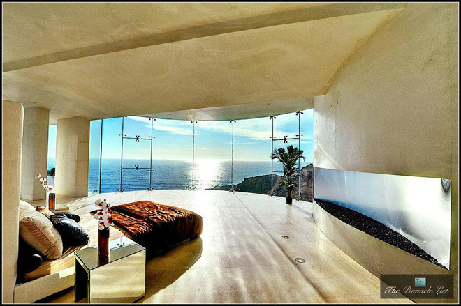 Ngoài ra căn nhà độc đáo này còn có thang máy bằng kính, nhà để xe ngầm, một phòng tập thể dục trên sân thượng cùng với vài bể bơi vô cực.