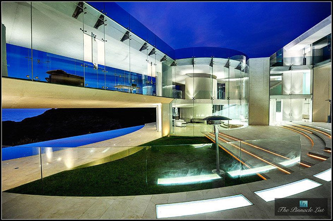 Mặc dù không xuất hiện trong các bộ phim bom tấn và cũng không phù hợp với địa chỉ 10880 Malibu Point của Stark nhưng nhiều người đã chỉ ra sự tương đồng giữa căn nhà này với căn hộ trong phim của Stark.