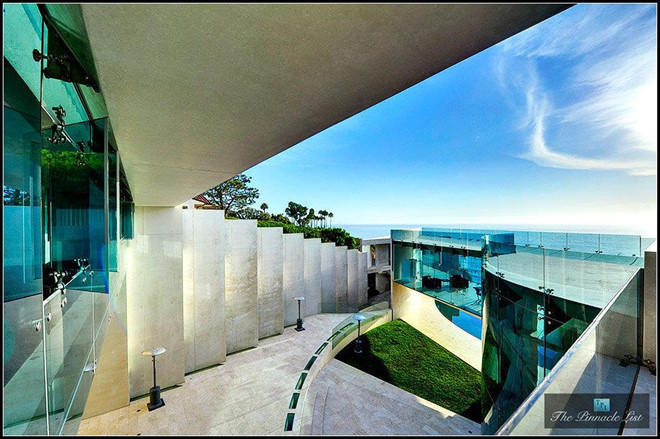 Khu bất động sản rộng 11.000 m2 tuyệt đẹp này được xây dựng vào năm 2007 bởi kiến trúc sư người San Diego Wallace Castyham, với một thiết kế ấn tượng xây dựng ngay trên sườn núi bên cạnh bờ biển.