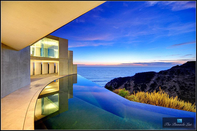 Phóng tầm mắt từ căn hộ có thể chiêm ngưỡng khu bảo tồn thiên nhiên bang Torrey Pines và kéo dài tới hàng dặm.