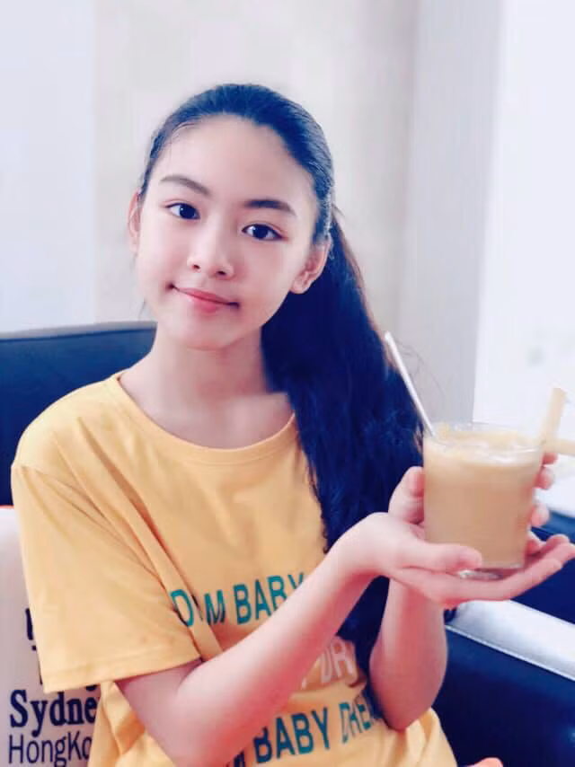 Cận cảnh gương mặt xinh đẹp của bé Lọ Lem – con gái lớn của MC Quyền Linh. Chẳng cần đến kiểu tóc cầu kỳ, cô bé chỉ buộc hết tóc lên là đã phô diễn được toàn bộ gương mặt xinh xắn của mình.