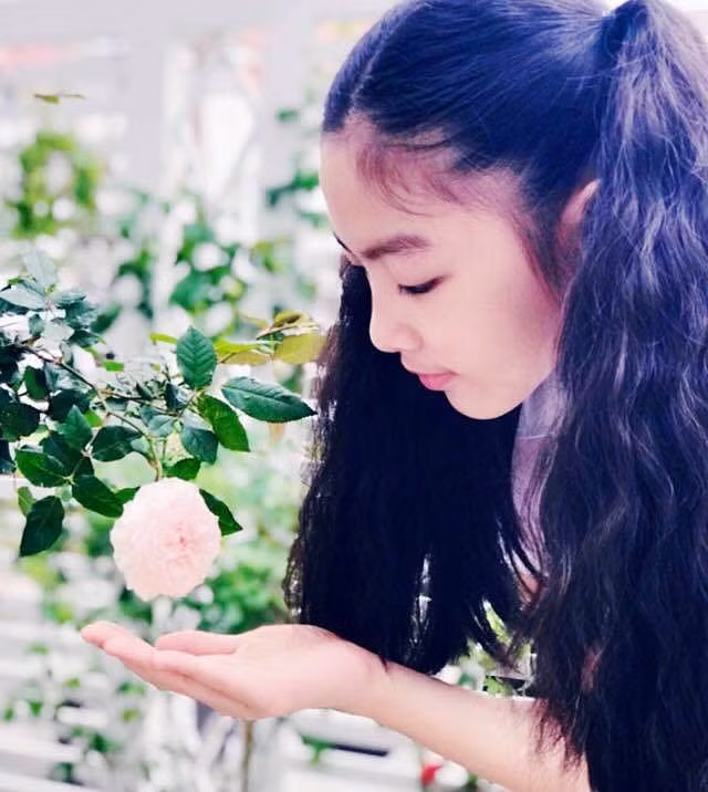 Góc nghiêng nhẹ nhàng thanh thoát, càng ngắm càng yêu của con gái Lọ Lem.