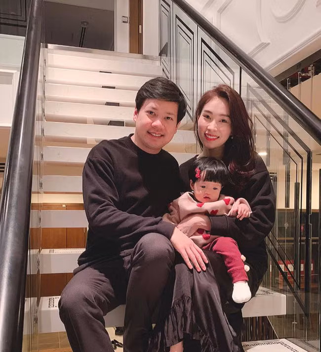 Dang Thu Thao khoe anh hanh phuc cung gia dinh chuc mung nam moi-Hinh-2