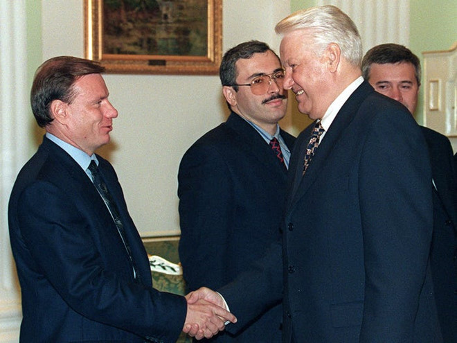 Trong thời gian nắm quyền của cựu Tổng thống Boris Yeltsin, tỷ phú Potanin được bầu làm Phó thủ tướng, phụ trách mảng năng lượng và kinh tế. Nhờ các chương trình cho vay để đổi lấy cổ phần do chính phủ Nga thực hiện những năm 1990, Potanin và Roman Abramovic - ông chủ CLB Chelsea - đã sở hữu được Norilsk Nickel. Ảnh: AP.