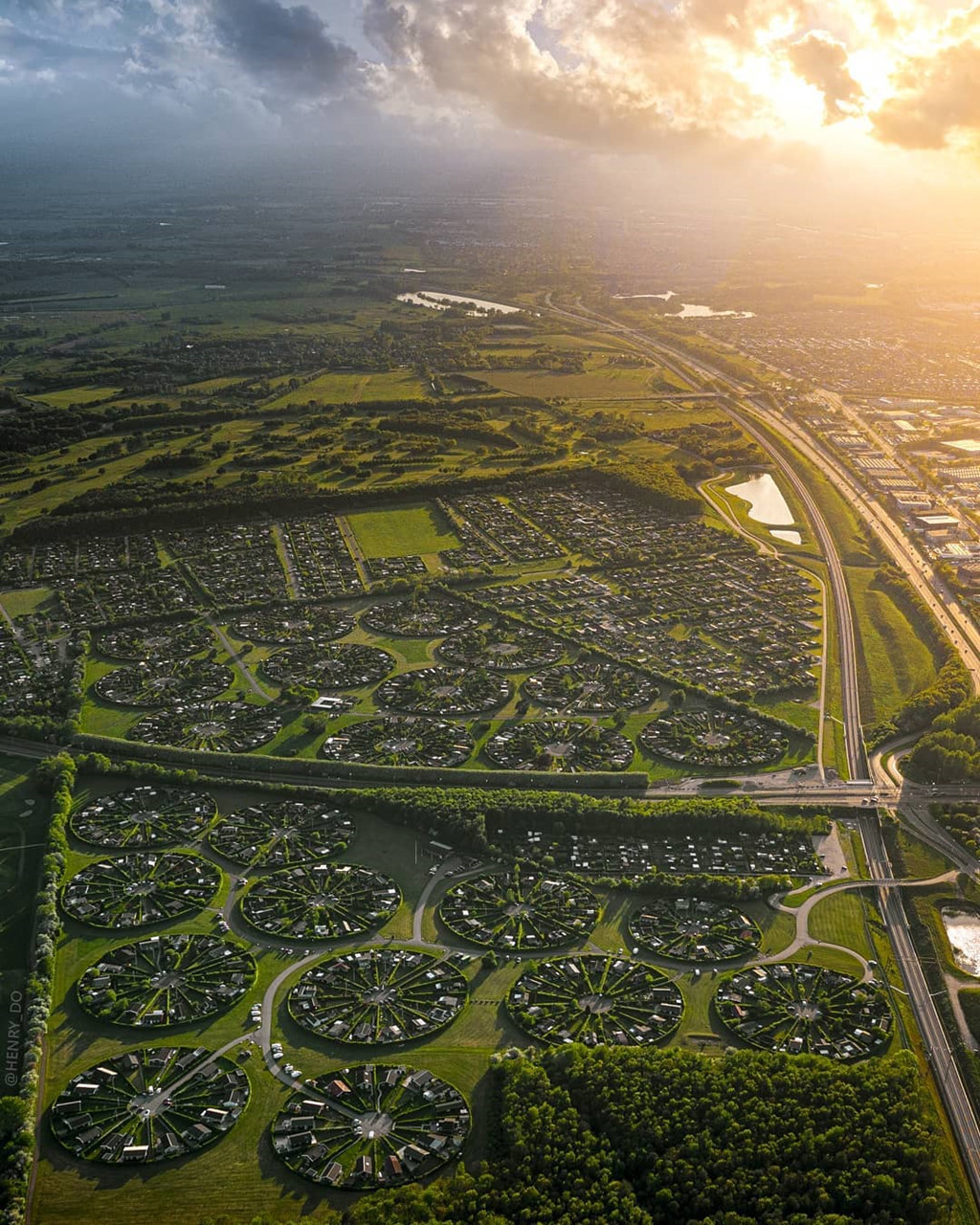 Các bố trí độc đáo này dựa trên mô hình nhà truyền thống của các ngôi làng của Đan Mạch thế kỷ 18, nơi những người hàng xóm có thể dùng khu vực trung tâm hình tròn để giao lưu với nhau. Ý tưởng về một thành phố vườn được phê duyệt vào năm 1964, khi chính quyền thành phố Brondby đồng ý dành quỹ đất cho đất thổ cư và cho ra đời những khu cư dân hình tròn này. Ảnh: Henry Do.