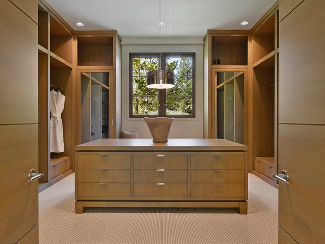 Phòng thay đồ với những tủ áo quần cỡ lớn được làm bằng gỗ.