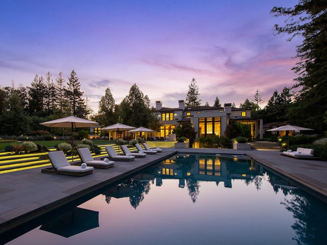 Không gian thư giãn ngoài trời gồm có hồ bơi, bồn tắm nước nóng, 2 căn bếp, lò nướng pizza, và một khu vực để tổ chức tiệc tùng.