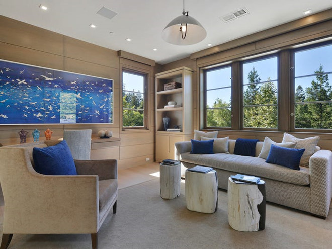 Một số tiện nghi khác bên trong căn biệt thự bao gồm rạp chiếu phim trong nhà, quầy bar, phòng tập thể dục, khu vực spa và một hầm rượu vang.