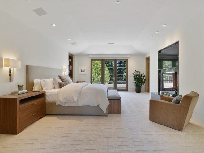 Căn biệt thự bao gồm 5 phòng ngủ, trong đó có 2 phòng ngủ chính rộng rãi được trang bị đầy đủ tiện nghi nằm ở tầng 1 và tầng 2.