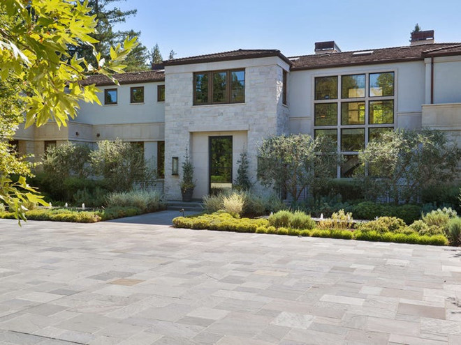 Theo công ty bất động sản Zillow, giá trung bình cho một ngôi nhà tại Artheton lên đến 6 triệu USD. Biệt thự của Paul Allen hiện là căn nhà đắt nhất được rao bán trên thị trường ở thị trấn này.