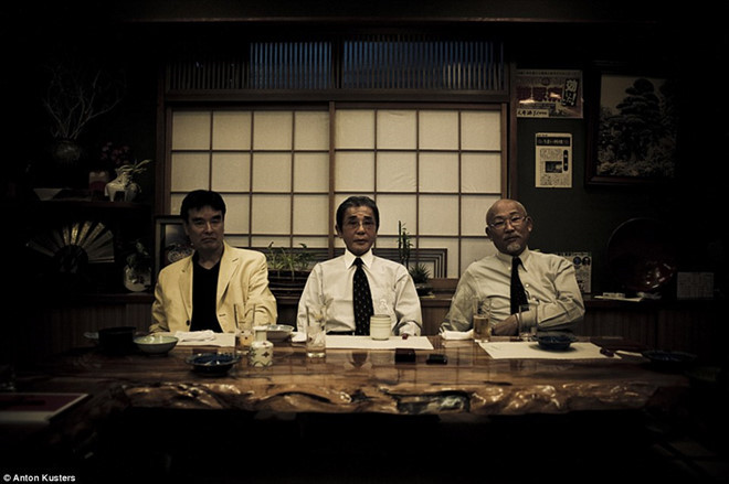 3 nhân vật trong ảnh là nhóm ra mọi quyết định trong một tổ chức xã hội đen ở Nhật Bản. "Oyabun" (cha nuôi) hay "kumicho" (chủ gia đình) lãnh đạo một tổ chức yakuza. Những người gia nhập tổ chức là "kobun" (con nuôi). Ảnh: Anton Kusters.