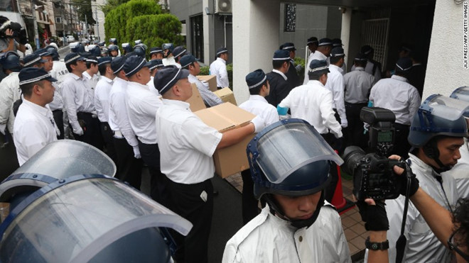 Hàng chục cảnh sát lục soát trụ sở của tổ chức Yamaken-gumi tại thành phố Kobe, Nhật Bản vào ngày 9.9.2015. CNN dẫn số liệu thống kê của Cảnh sát Quốc gia Nhật Bản vào năm 2015 cho hay, 21 nhóm yakuza đang hoạt động ở xứ sở hoa anh đào với tổng số hơn 53.000 thành viên, trong đó số thành viên của Yamaguchi-gumi vào khoảng 23.400. Tuy nhiên, Daily Mail cho rằng số thành viên yakuza có thể lên tới 100.000. Ảnh: Getty.