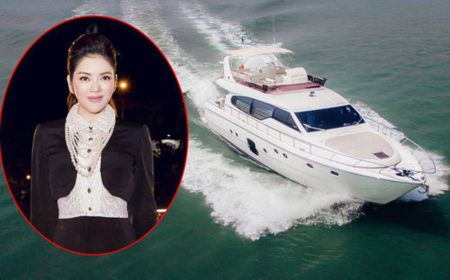 Căn biệt thự của Lý Nhã Kỳ toạ lạc tại khu dân cư cao cấp Thảo Điền - Quận 2. Có thông tin cho rằng, giá trị căn biệt thự xấp xỉ 50 tỷ song giá trị thực cho nó có thể cao hơn nhiều bởi nằm trên khu đất ở ven sông Sài Gòn đắt đỏ nhất thành phố. Nhìn ngoài, căn biệt thự của Lý Nhã Kỳ trông không khác gì toà lâu đài của hoàng gia thời xưa. Một người bạn của Lý Nhã Kỳ khi đến nhà chơi từng bật mí căn biệt thự rộng đến nỗi đi cả ngày không hết.