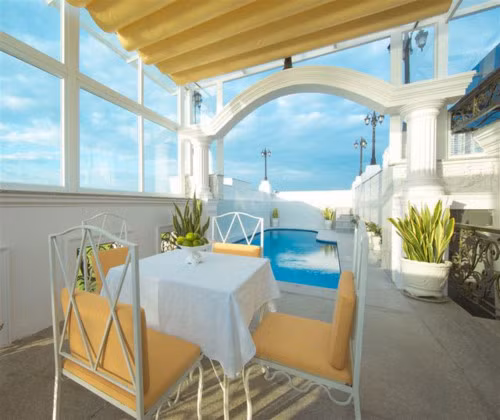 Bể bơi ở sân thượng là nơi mà Nhã Kỳ thường xuyên thư giãn.