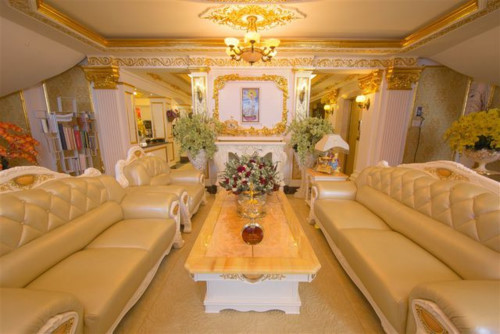 Nội thất sang trọng, cầu kỳ đều do một tay mỹ nhân sinh năm 1982 chọn. Có thông tin cho rằng giá trị của căn biệt thự xấp xỉ 50 tỷ song trị giá thực của tòa nhà này có thể cao hơn rất nhiều. Bởi nó nằm trên khu đất ở ven sông Sài Gòn đắt đỏ nhất thành phố. Chưa kể, kiến trúc hay nội thất nhà Lý Nhã Kỳ đều không kém các ngôi nhà trăm tỷ của ca sĩ Trang Nhung, hoa hậu Ngô Mỹ Uyên…