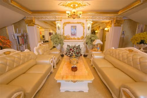 Nội thất sang trọng, cầu kỳ đều do một tay mỹ nhân sinh năm 1982 chọn. Có thông tin cho rằng giá trị của căn biệt thự xấp xỉ 50 tỷ song trị giá thực của tòa nhà này có thể cao hơn rất nhiều. Bởi nó nằm trên khu đất ở ven sông Sài Gòn đắt đỏ nhất thành phố. Chưa kể, kiến trúc hay nội thất nhà Lý Nhã Kỳ đều không kém các ngôi nhà trăm tỷ của ca sĩ Trang Nhung, hoa hậu Ngô Mỹ Uyên…