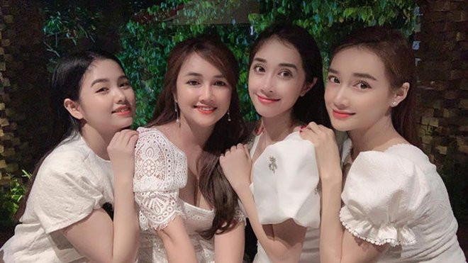 4 cap chi dau em chong sao Viet than thiet, giong nhau den ky la-Hinh-3