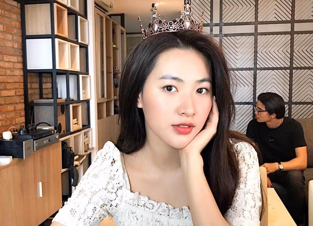 Minh Trang được khen xinh đẹp khi tham gia nhiều MV của Noo Phước Thịnh, Thịnh Suy, Min... Trước đó, cô tham gia diễn xuất trong một số phim truyền hình nhưng chưa được chú ý. “Việc đóng MV theo tôi thấy sẽ có độ phủ sóng tốt và giúp người xem dễ ấn tượng hơn, vì xem MV không mất nhiều thời gian. Khán giả chỉ phải bỏ ra từ 5 đến 7 phút là nắm gọn nội dung câu chuyện", Minh Trang tâm sự về cơ hội xuất hiện trong các MV.