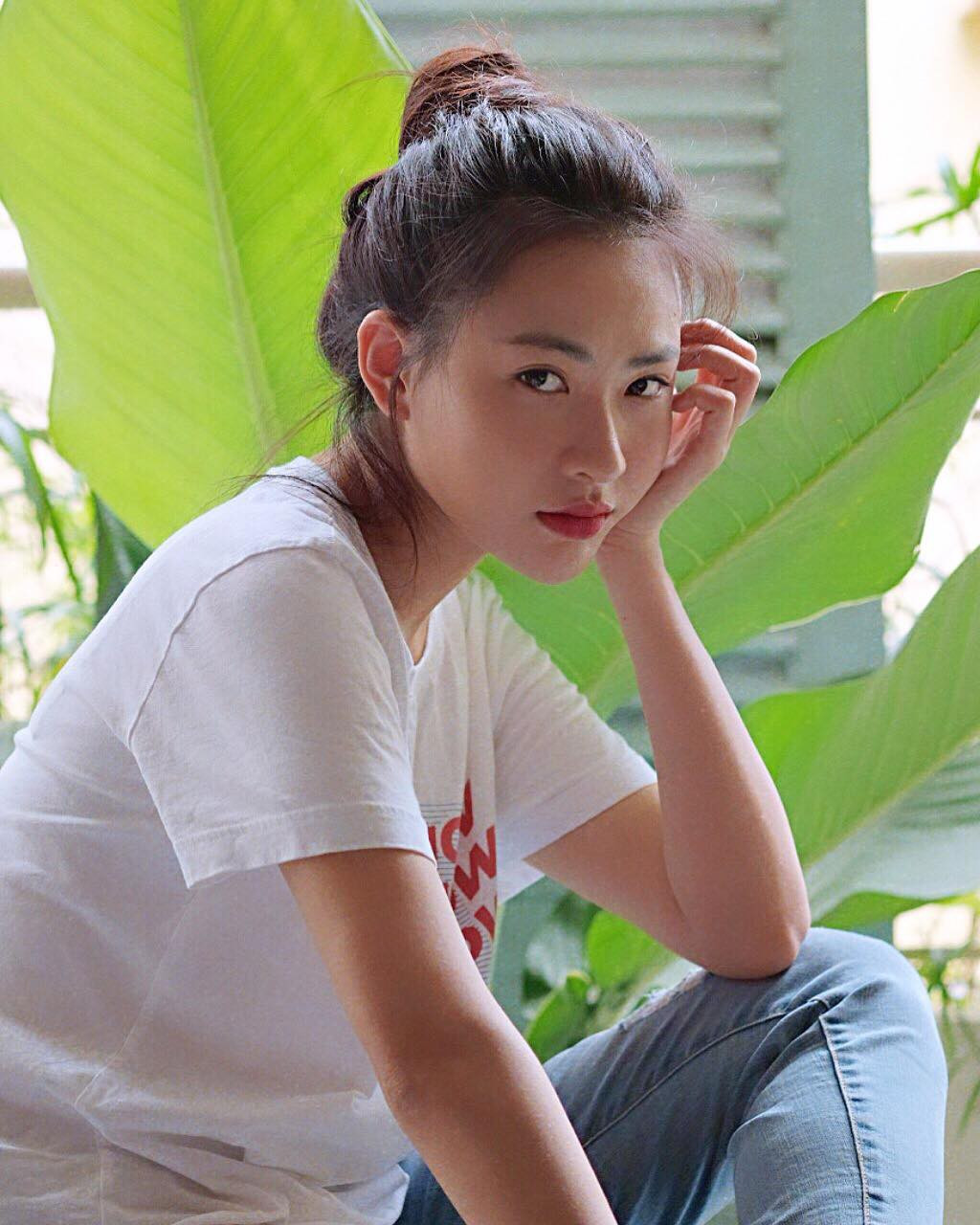 Cô tâm sự thêm: "Sự bổ trợ của âm thanh khiến hình ảnh dễ gây ấn tượng và nhận biết với khán giả hơn. Do đó, việc may mắn được tham gia MV đối với tôi là cơ hội rất tốt mà các đạo diễn đã tin tưởng giao cho". Minh Trang sinh năm 1995 và hiện có hơn 125.000 người theo dõi.