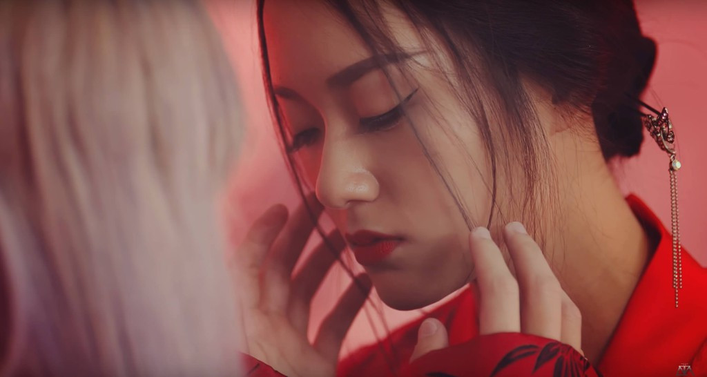 Thu Anh có nét đẹp sắc sảo, cá tính. Do đó, cô lọt mắt xanh của nhiều ca sĩ. Cô gái sinh năm 1994 gây ấn tượng dù xuất hiện chớp nhoáng trong MV Lạc trôi của Sơn Tùng M-TP. Sau đó các thông tin về cô được cộng đồng mạng tìm kiếm. Nét đẹp của cô đậm chất Á Đông, đường nét thanh thoát, đôi mắt sắc sảo. Chỉ vài giây trong MV, cô toát lên nét cá tính, lạnh lùng và đầy ma mị. Cô còn tham gia MV của Ngô Kiến Huy, Erik, Quang Vinh… và là người mẫu ảnh.