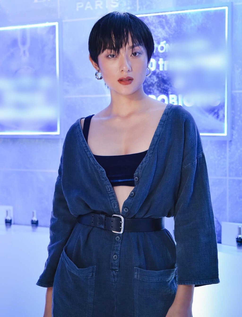 Chia sẻ với Zing.vn, Thu Anh cho biết: “Khó khăn lớn nhất khi đóng MV là không được dùng lời lẽ để diễn tả những điều mình muốn nói. Thay vào đó phải dùng ánh mắt hay cơ thể để biểu đạt đúng ý đạo diễn”. Cô tâm sự: “Đây là cơ hội để tôi tới gần khán giả hơn cũng như giao lưu học hỏi với nhiều đàn anh đàn chị. Nhờ vậy, tôi có động lực mạnh dạn thử sức mình không chỉ ở MV mà còn phim ảnh”.