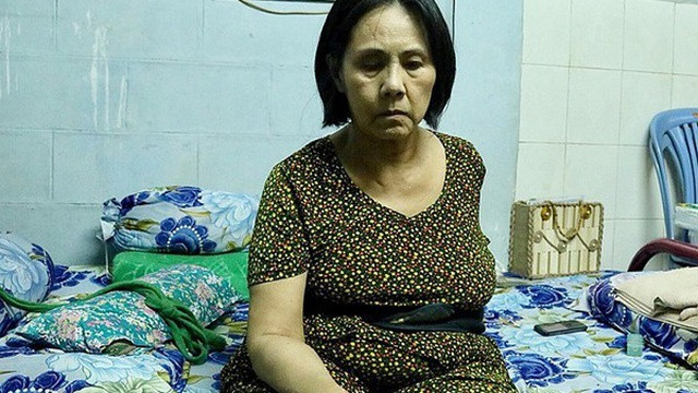 Năm 2014, phát bệnh nặng không có tiền chữa trị, một số sao Việt đã tổ chức đêm nhạc từ thiện để quyên góp tiền chữa trị cho nghệ sĩ Hoàng Lan. Tuy nhiên, chỉ sau đó một năm bệnh tình càng trở nặng hơn nữa khiến mắt phải của bà đã bị mù vĩnh viễn, mắt trái cũng đã không còn nhìn rõ như trước. Sự khó khăn và bất hạnh tuổi già vẫn chưa buông tha bà khi gần đây Hoàng Lan lại vừa mắc thêm căn bệnh Parkinson chân tay run rẩy và khó khăn khi đi lại.