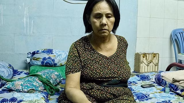 Năm 2014, phát bệnh nặng không có tiền chữa trị, một số sao Việt đã tổ chức đêm nhạc từ thiện để quyên góp tiền chữa trị cho nghệ sĩ Hoàng Lan. Tuy nhiên, chỉ sau đó một năm bệnh tình càng trở nặng hơn nữa khiến mắt phải của bà đã bị mù vĩnh viễn, mắt trái cũng đã không còn nhìn rõ như trước. Sự khó khăn và bất hạnh tuổi già vẫn chưa buông tha bà khi gần đây Hoàng Lan lại vừa mắc thêm căn bệnh Parkinson chân tay run rẩy và khó khăn khi đi lại.