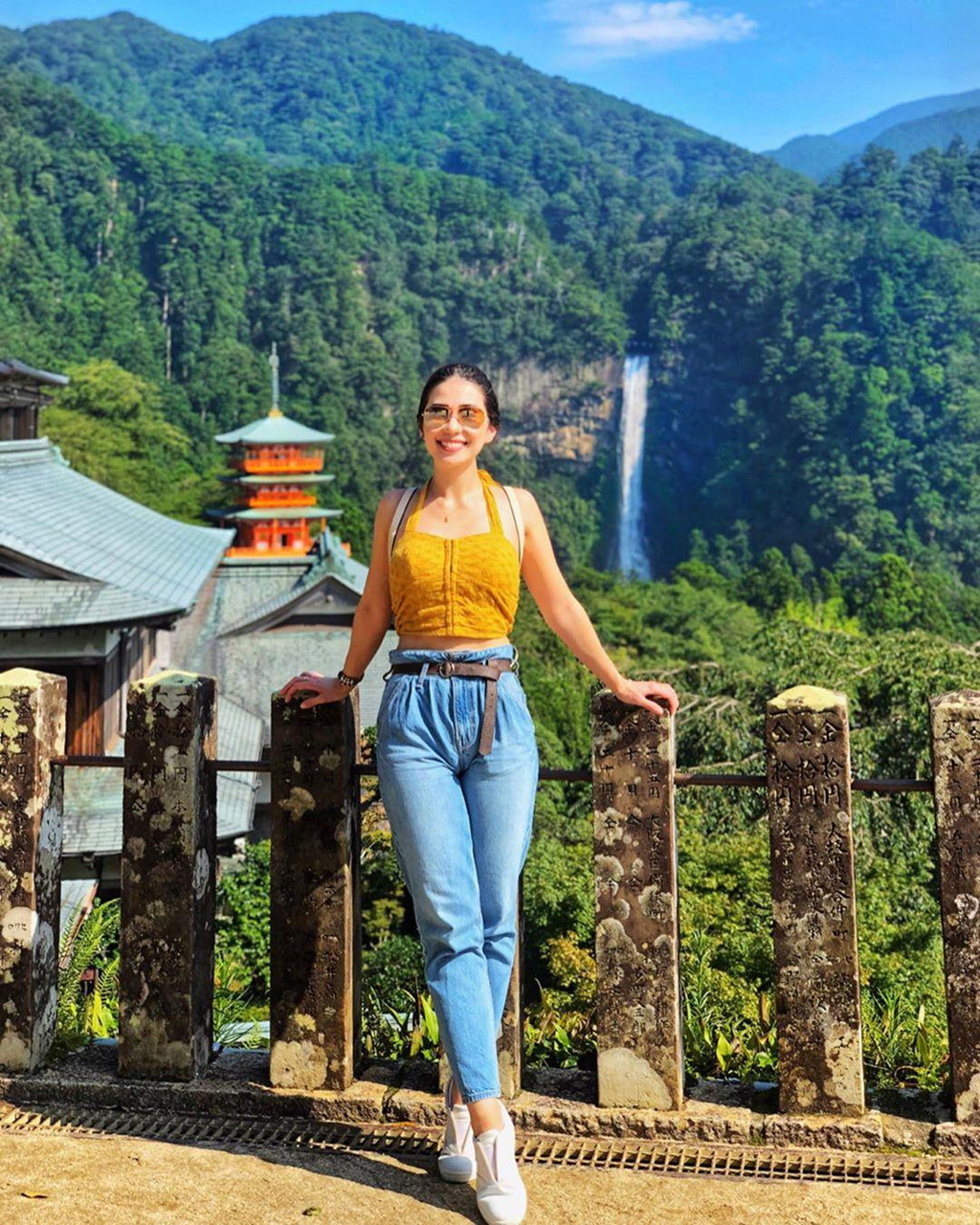 Không chỉ là điểm đến thiêng liêng, ngôi chùa lạc giữa núi rừng này còn là nơi check-in đẹp, khiến giới trẻ đứng ngồi không yên khi khám phá đất nước Nhật Bản. Nhìn từ xa, ngôi chùa tháp hiện lên bên cạnh thác nước sừng sững hài hòa, bắt mắt đến từng đường nét. Ảnh: Renatamiasato, bryan_hht.